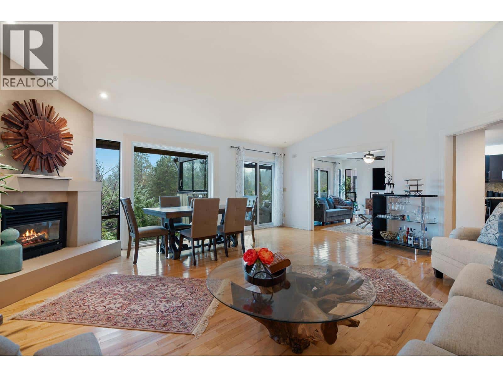 5625 EAGLE COURT — North Vancouver, British Columbia - Photo 4 of 33