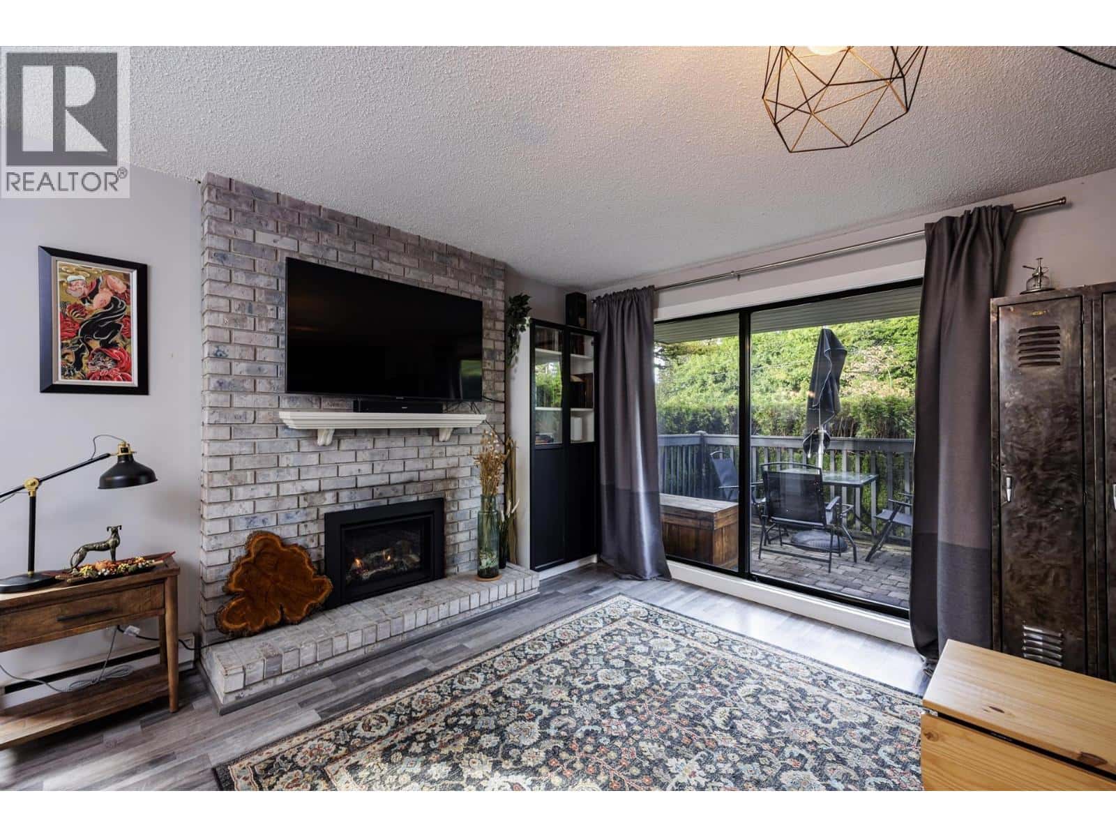 3132 LONSDALE AVENUE — North Vancouver, British Columbia - Photo 3 of 40