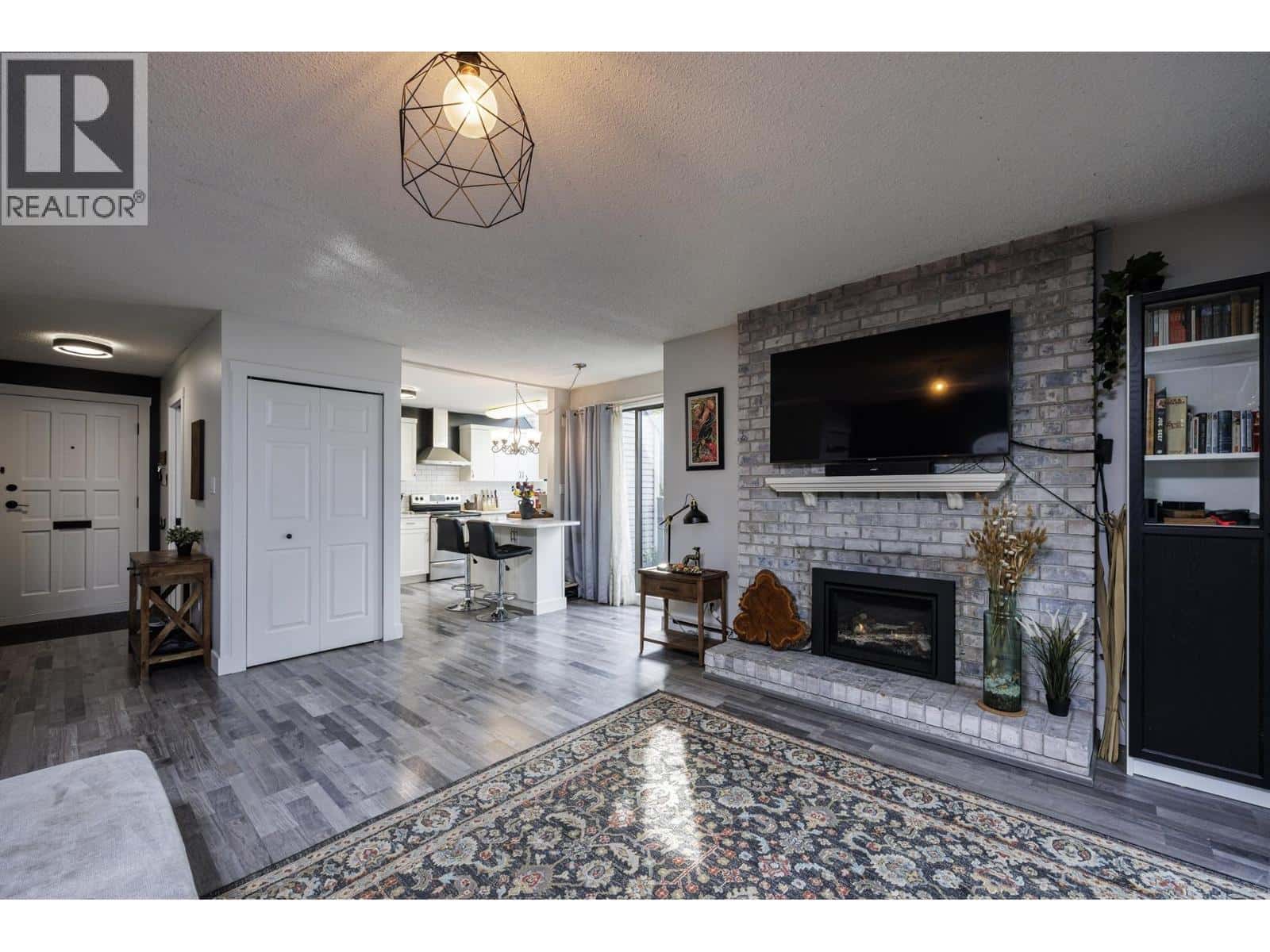 3132 LONSDALE AVENUE — North Vancouver, British Columbia - Photo 4 of 40