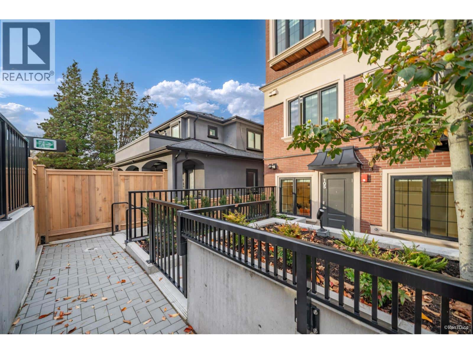 105 918 W 32ND AVENUE — Vancouver, British Columbia - Photo 4 of 33