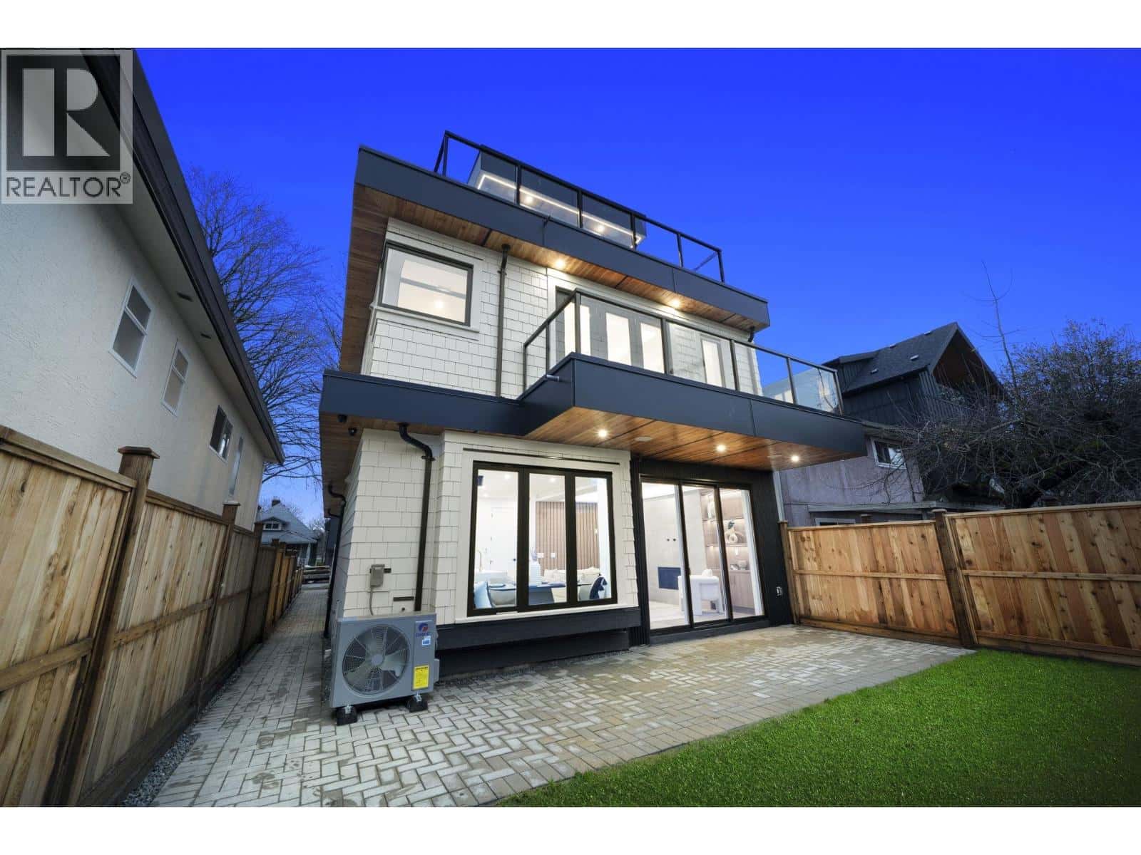 2 1967 E 13TH AVENUE — Vancouver, British Columbia - Photo 2 of 37