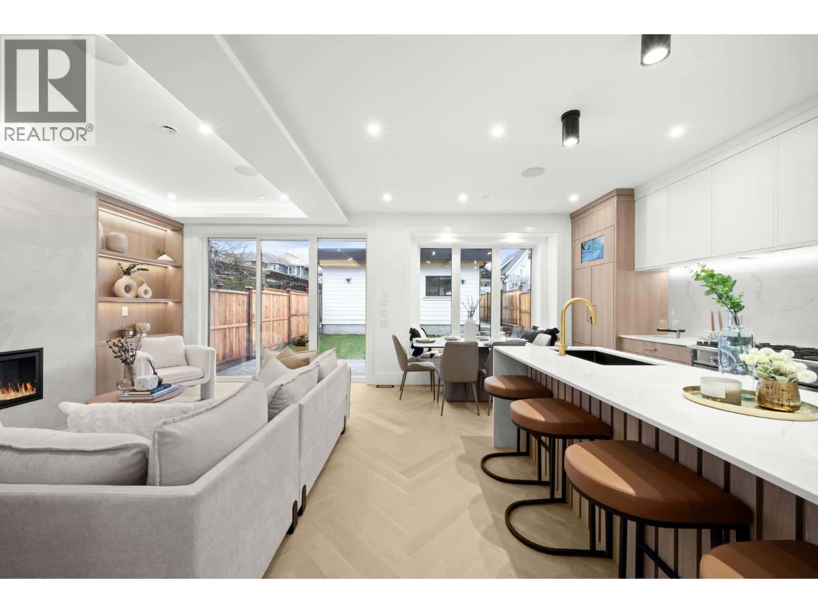 2 1967 E 13TH AVENUE — Vancouver, British Columbia - Photo 3 of 37