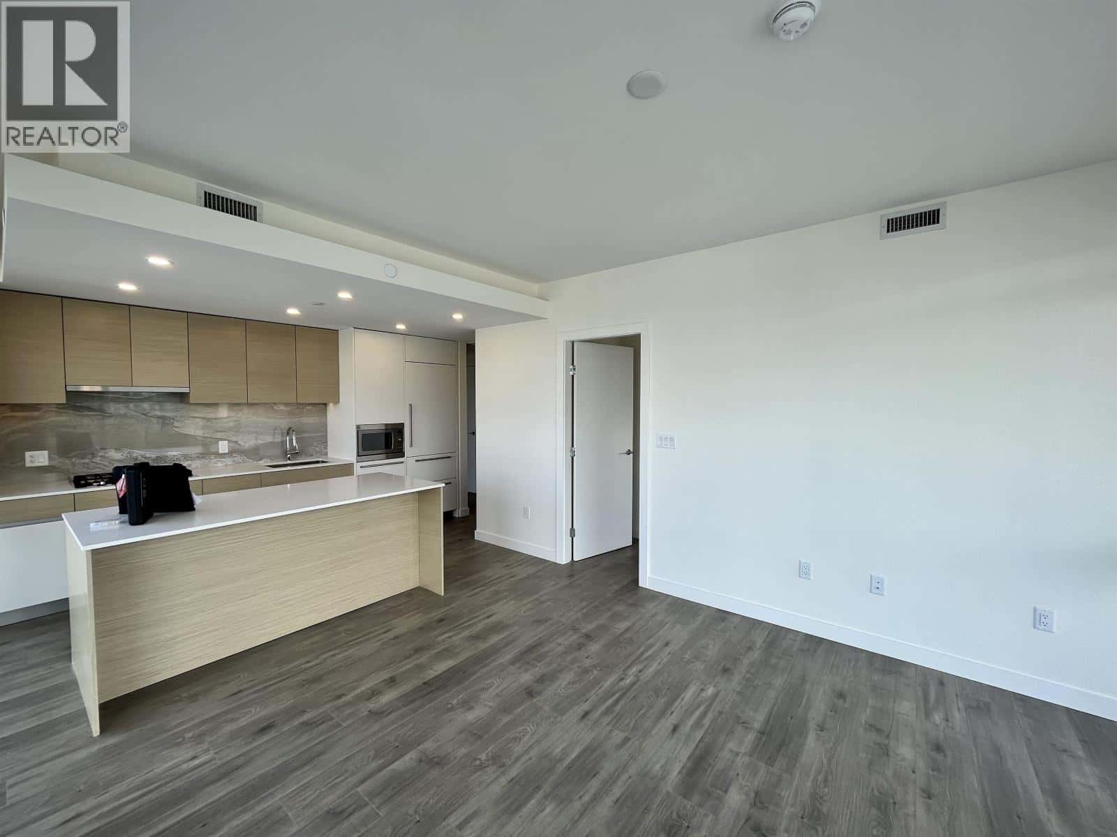 902 200 KLAHANIE COURT — West Vancouver, British Columbia - Photo 2 of 18