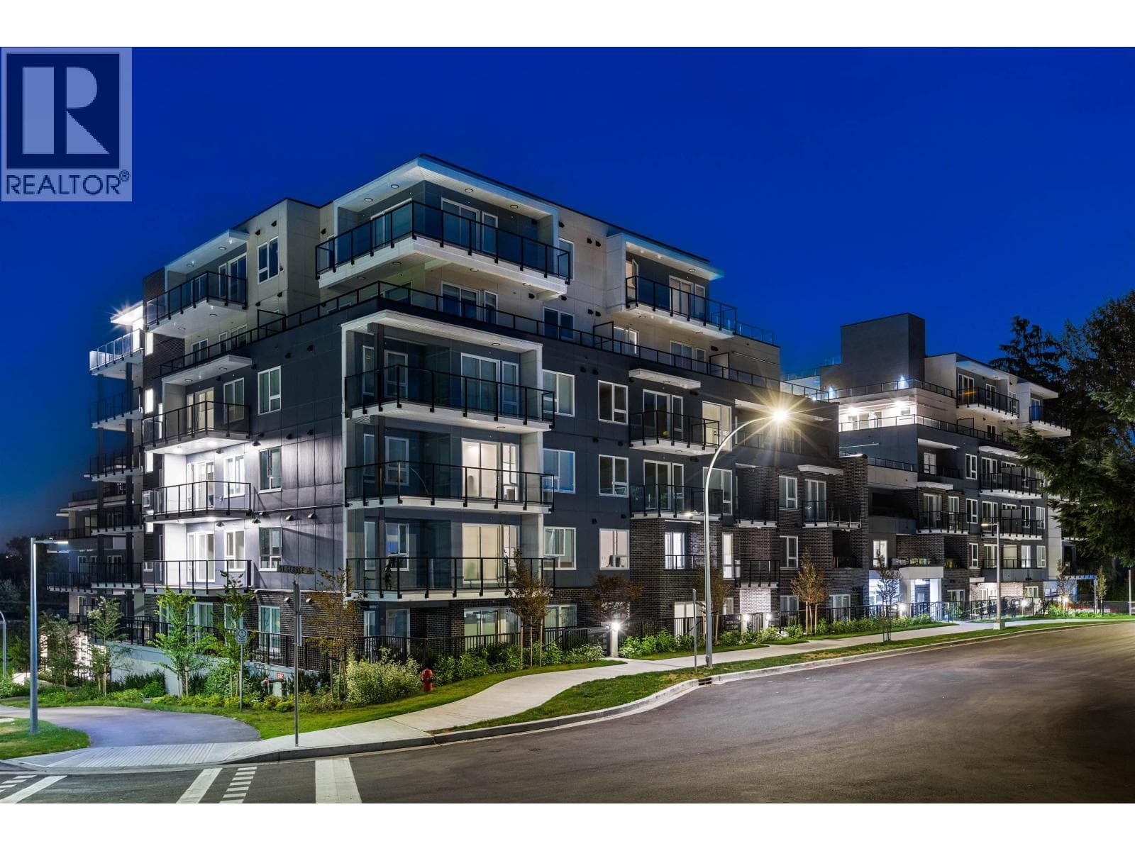 221 2002 ST. GEORGE STREET — Port Moody, British Columbia - Main photo