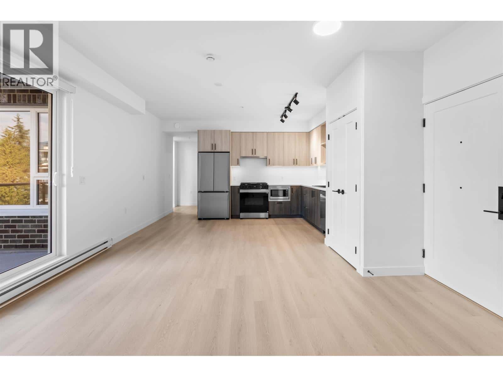 221 2002 ST. GEORGE STREET — Port Moody, British Columbia - Photo 4 of 38