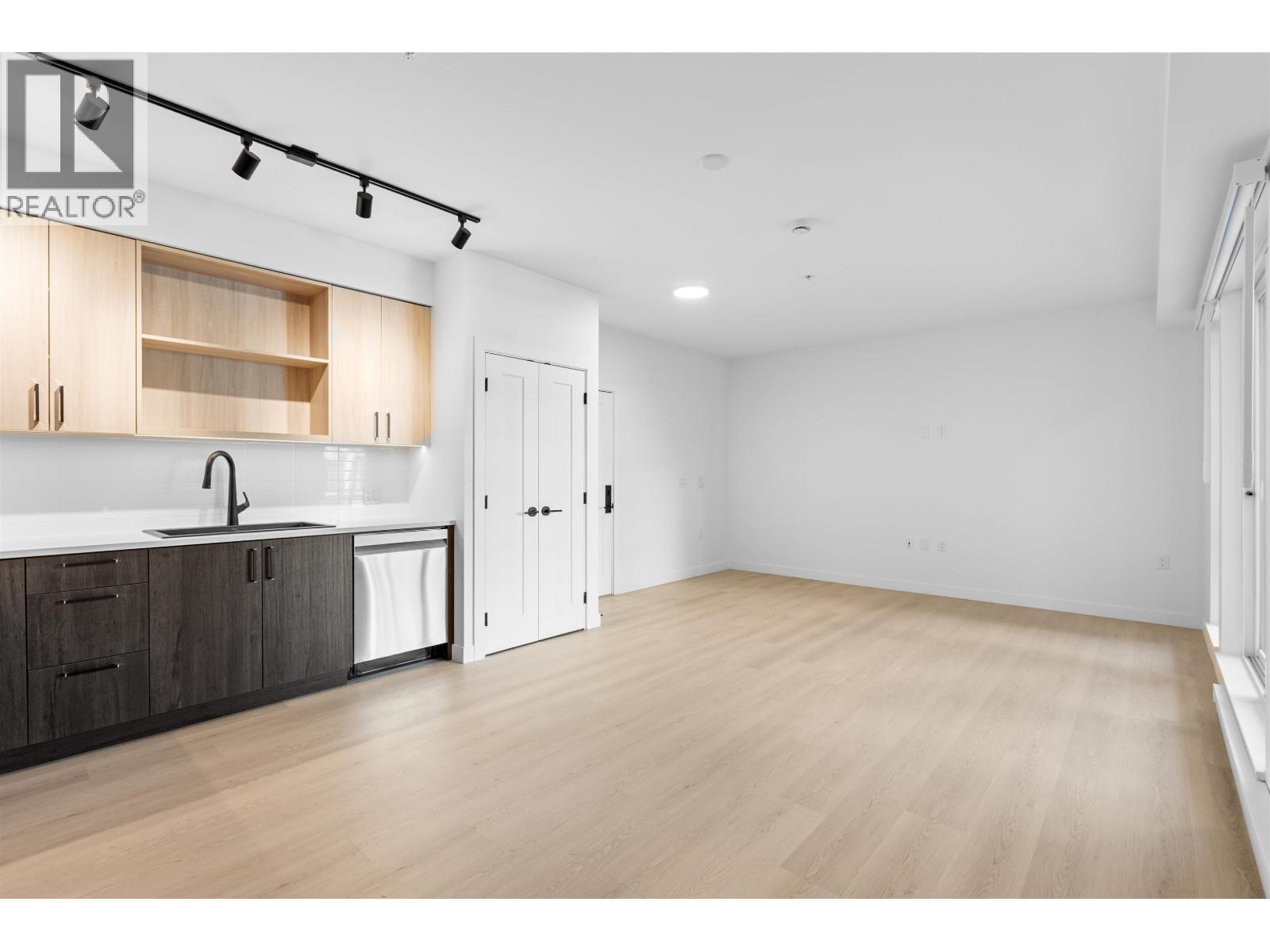 221 2002 ST. GEORGE STREET — Port Moody, British Columbia - Photo 5 of 38