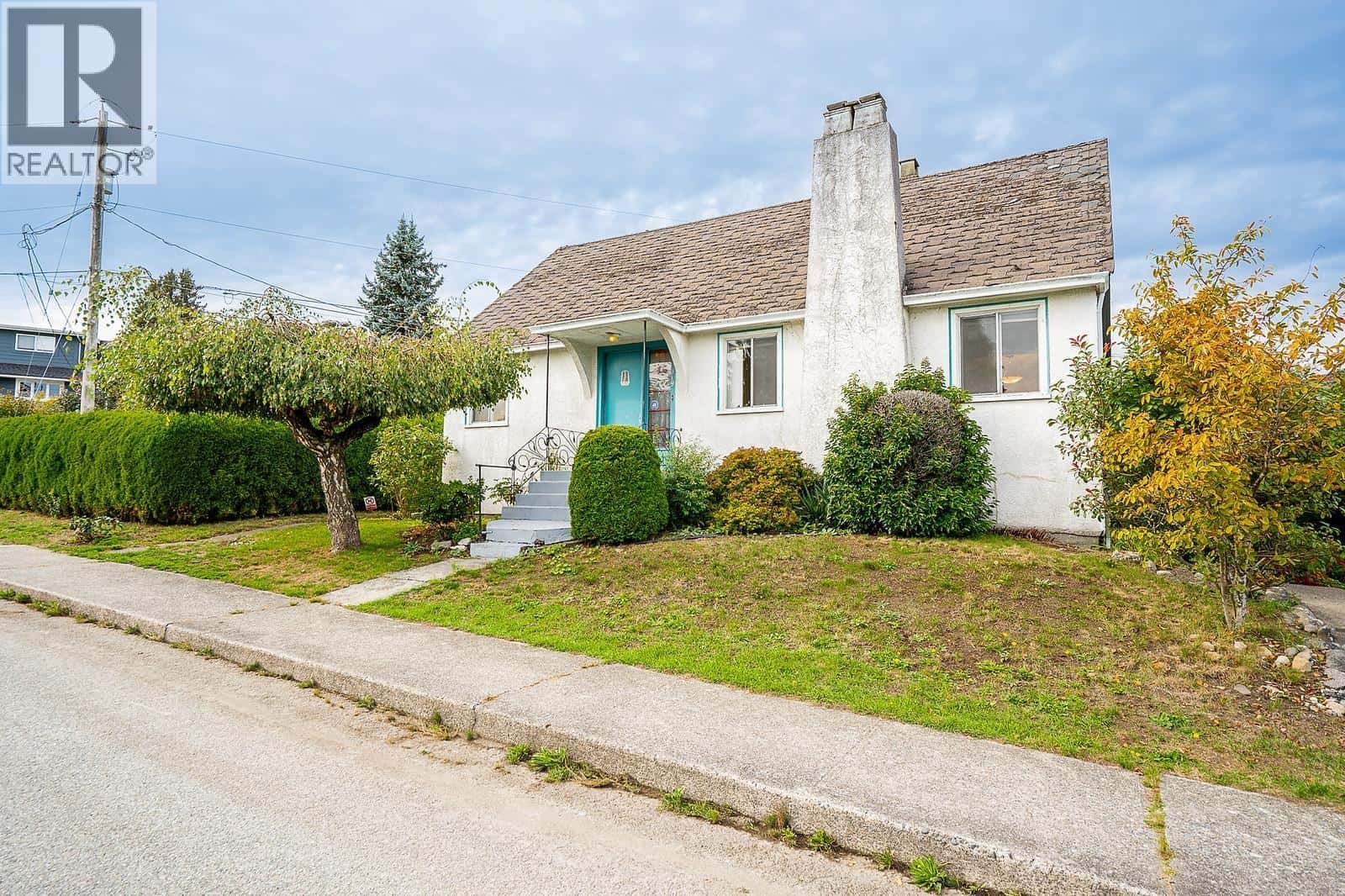 319 CHURCHILL AVENUE — New Westminster, British Columbia - Photo 2 of 40