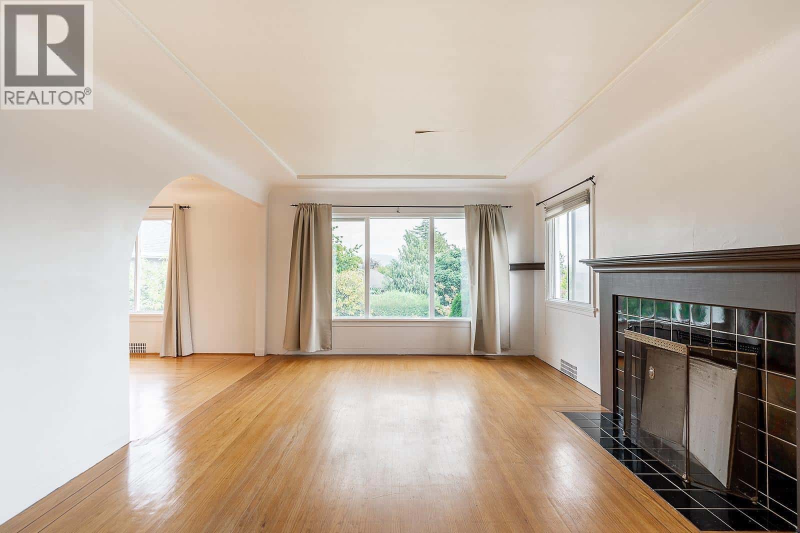 319 CHURCHILL AVENUE — New Westminster, British Columbia - Photo 3 of 40