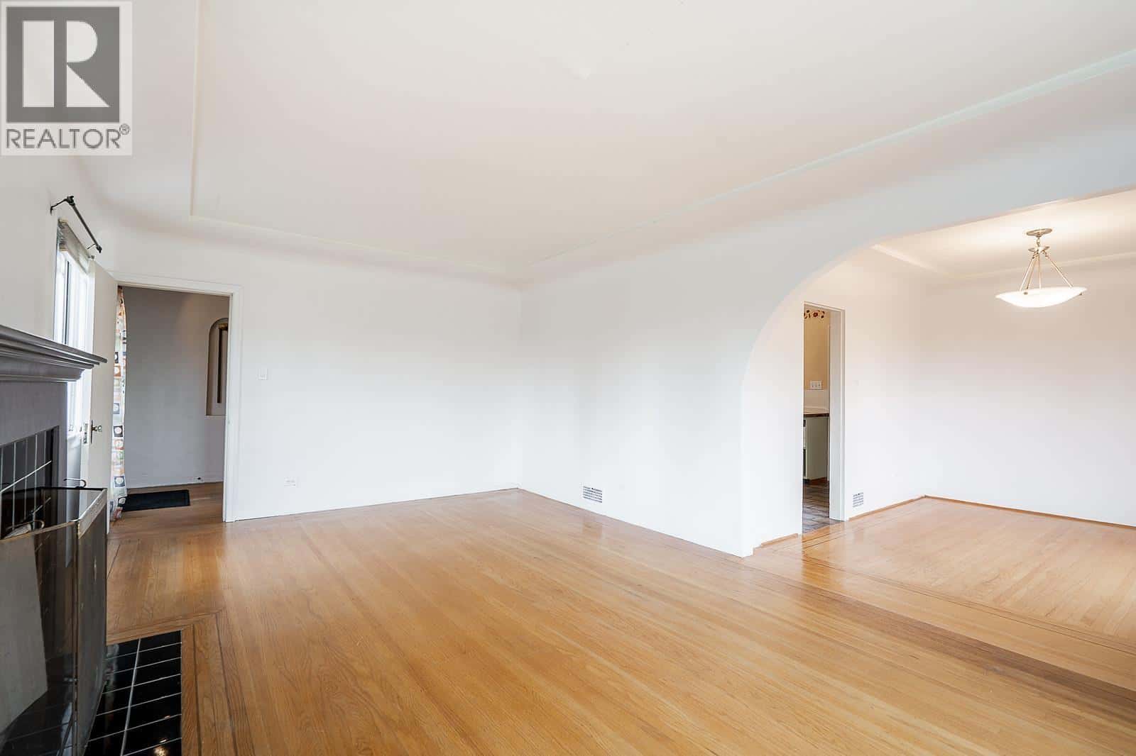 319 CHURCHILL AVENUE — New Westminster, British Columbia - Photo 4 of 40