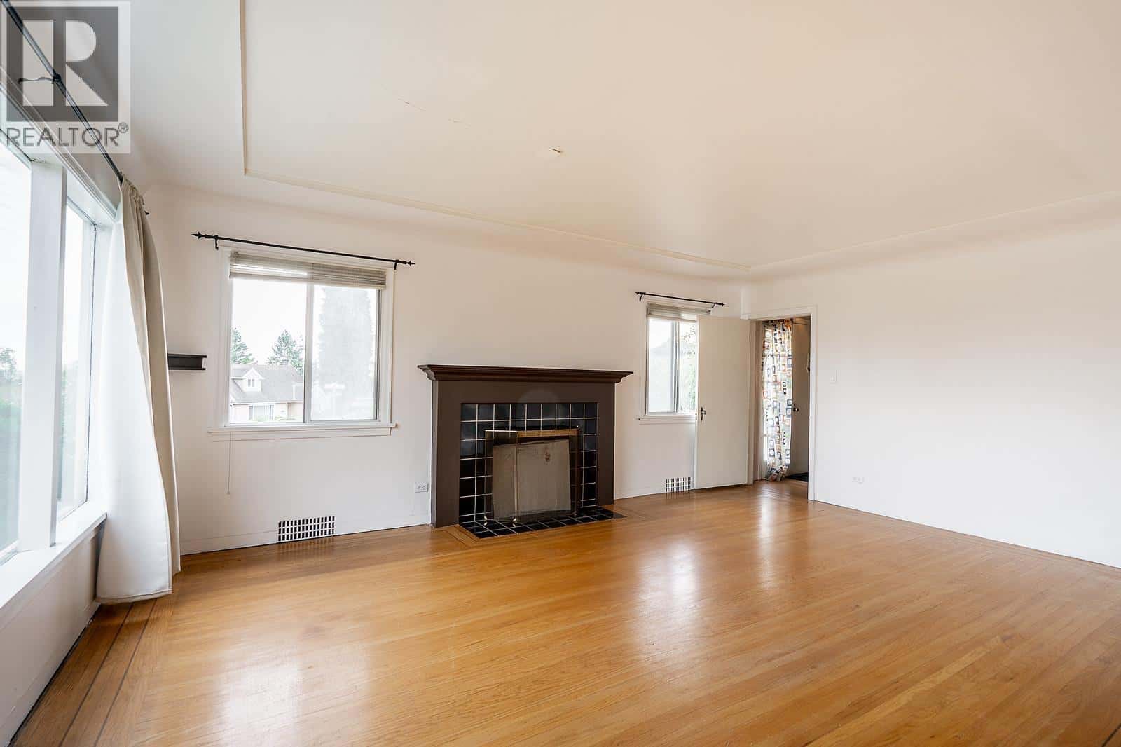 319 CHURCHILL AVENUE — New Westminster, British Columbia - Photo 5 of 40