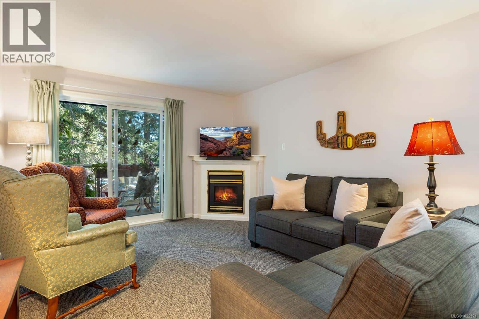 206 1970 Comox Ave — Comox, British Columbia - Photo 2 of 47