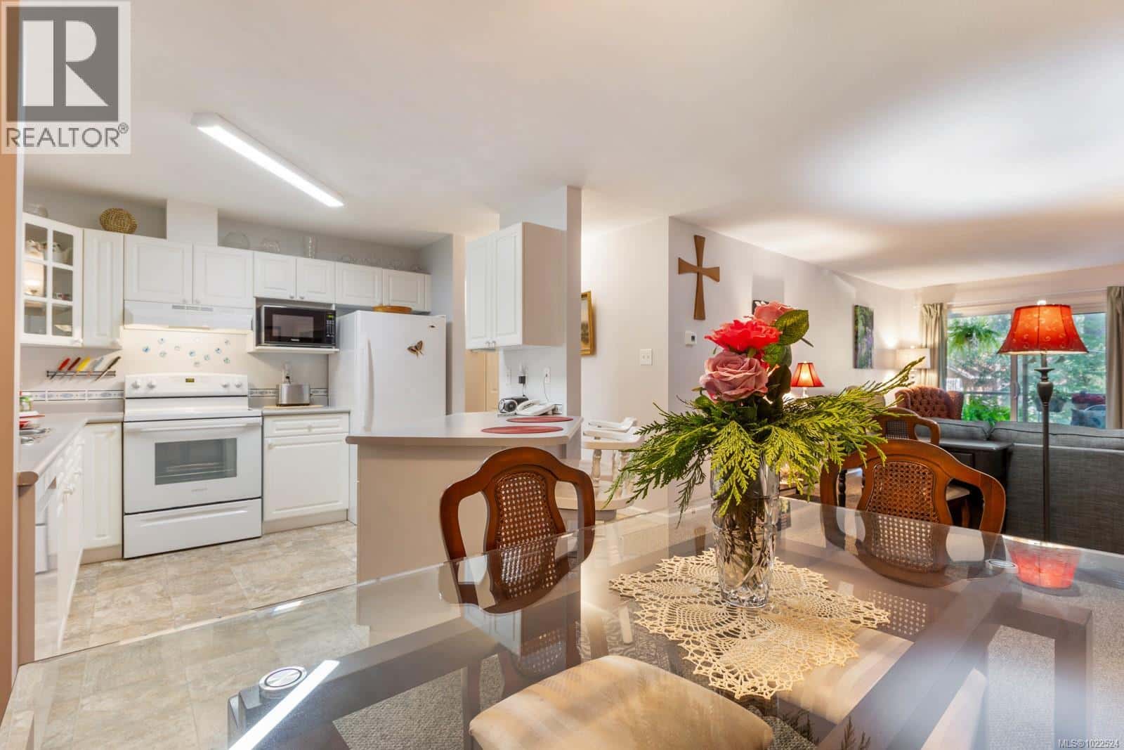 206 1970 Comox Ave — Comox, British Columbia - Photo 3 of 47