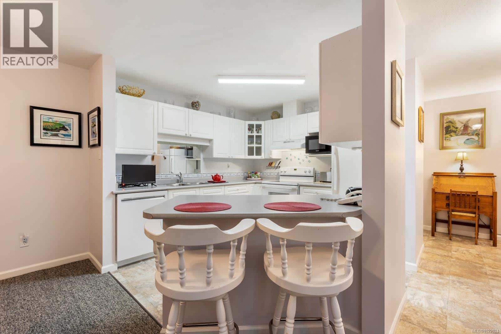 206 1970 Comox Ave — Comox, British Columbia - Photo 4 of 47