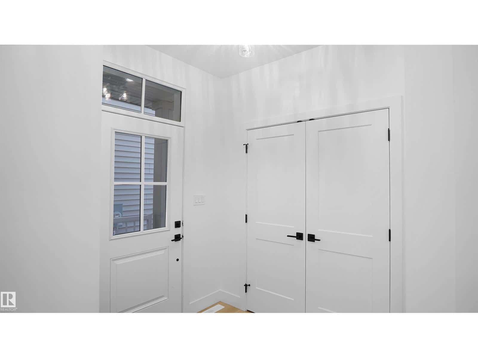 711 31 AV NW — Edmonton, Alberta - Photo 2 of 42