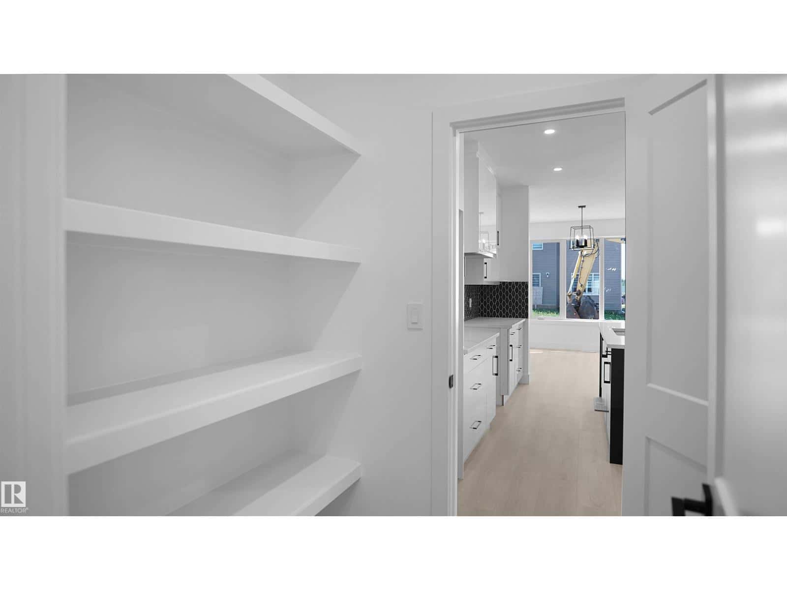 711 31 AV NW — Edmonton, Alberta - Photo 3 of 42