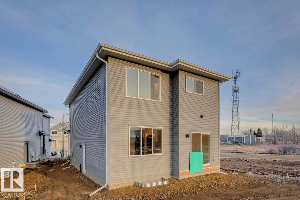 907 18 AV NW — Edmonton, Alberta - Photo 4 of 40