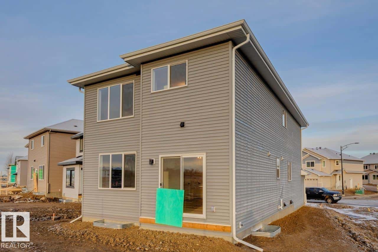 907 18 AV NW — Edmonton, Alberta - Photo 5 of 40