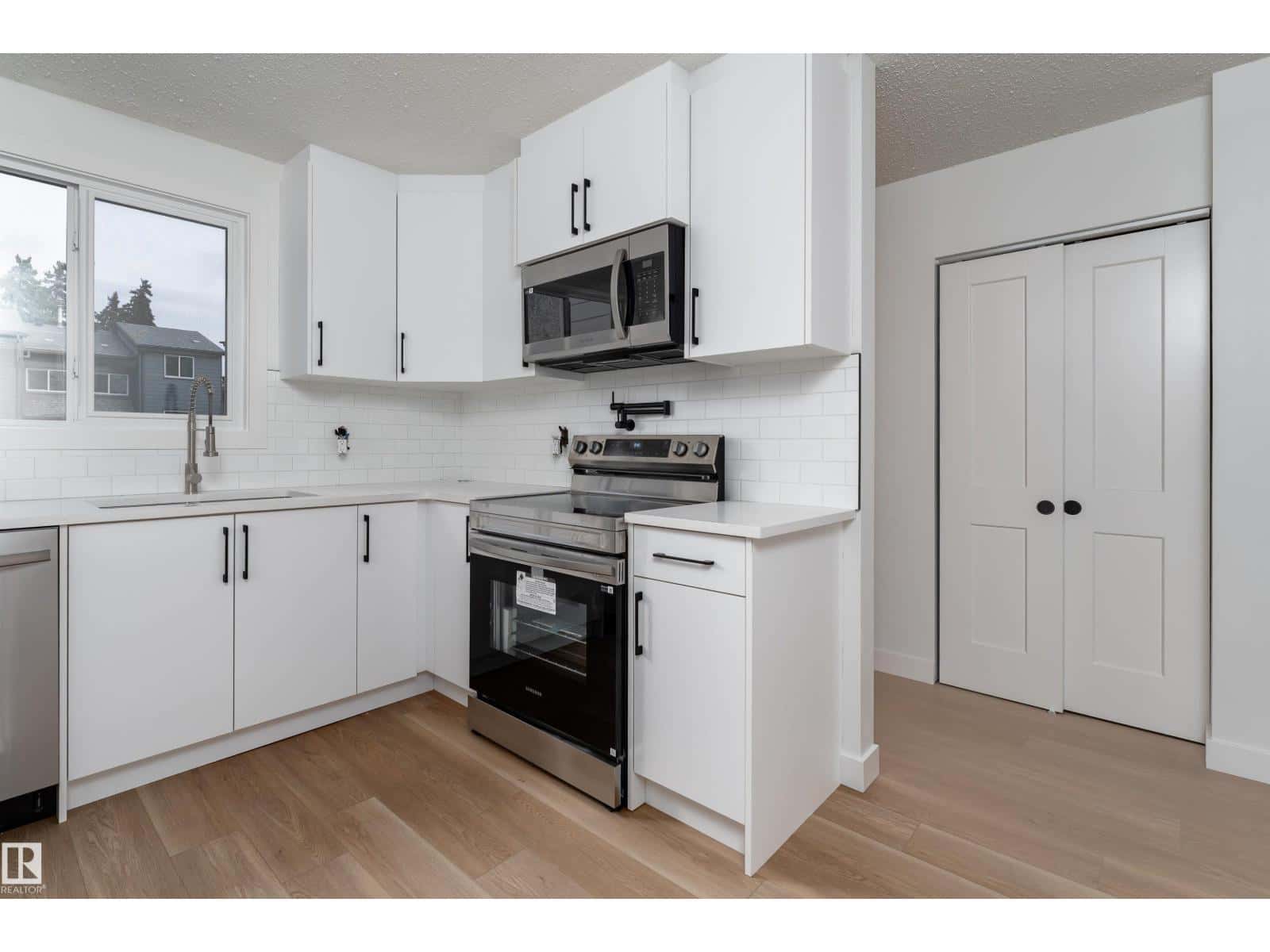 14217 32 ST NW — Edmonton, Alberta - Photo 5 of 36