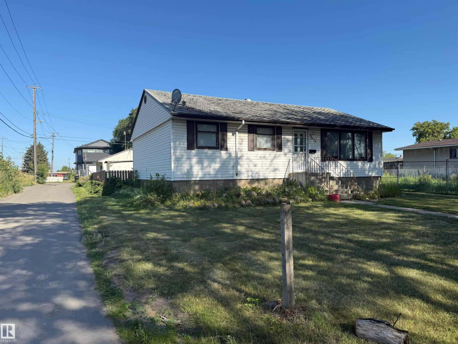 12425 126 ST NW — Edmonton, Alberta - Photo 2 of 23