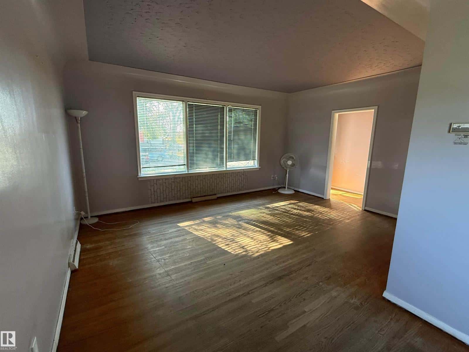 12425 126 ST NW — Edmonton, Alberta - Photo 4 of 23