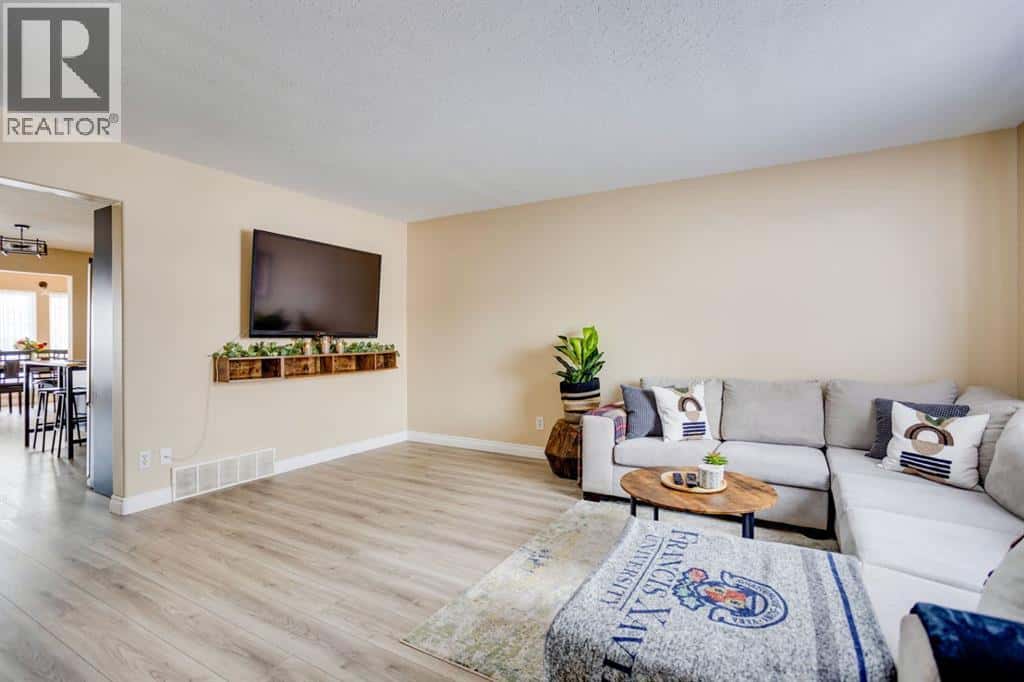 125 Ryan Lane — Fort McMurray, Alberta - Photo 4 of 35