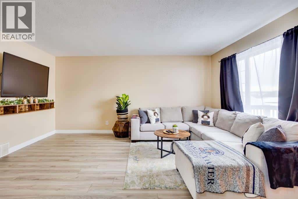 125 Ryan Lane — Fort McMurray, Alberta - Photo 3 of 35