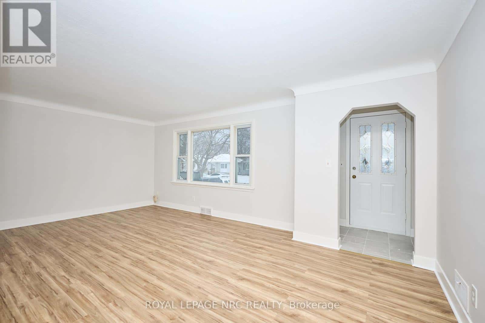 17 LORA STREET — St. Catharines (Vine/Linwell), Ontario - Photo 4 of 33