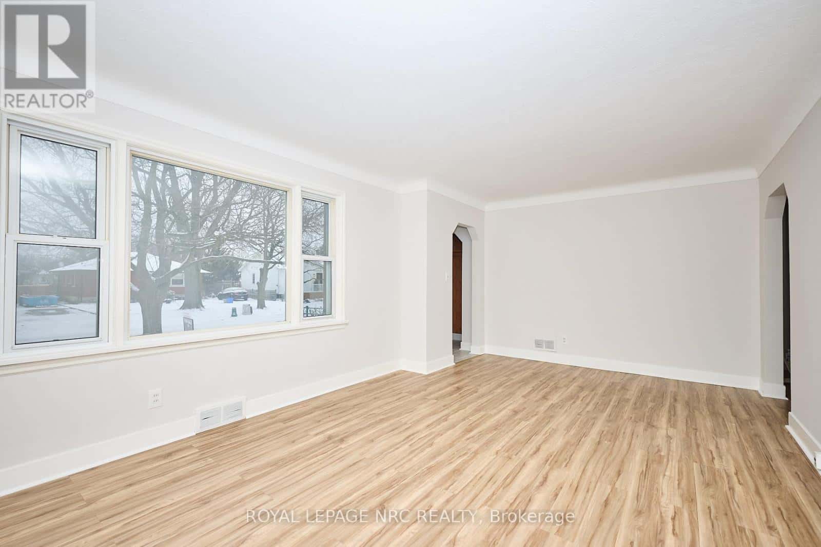 17 LORA STREET — St. Catharines (Vine/Linwell), Ontario - Photo 5 of 33