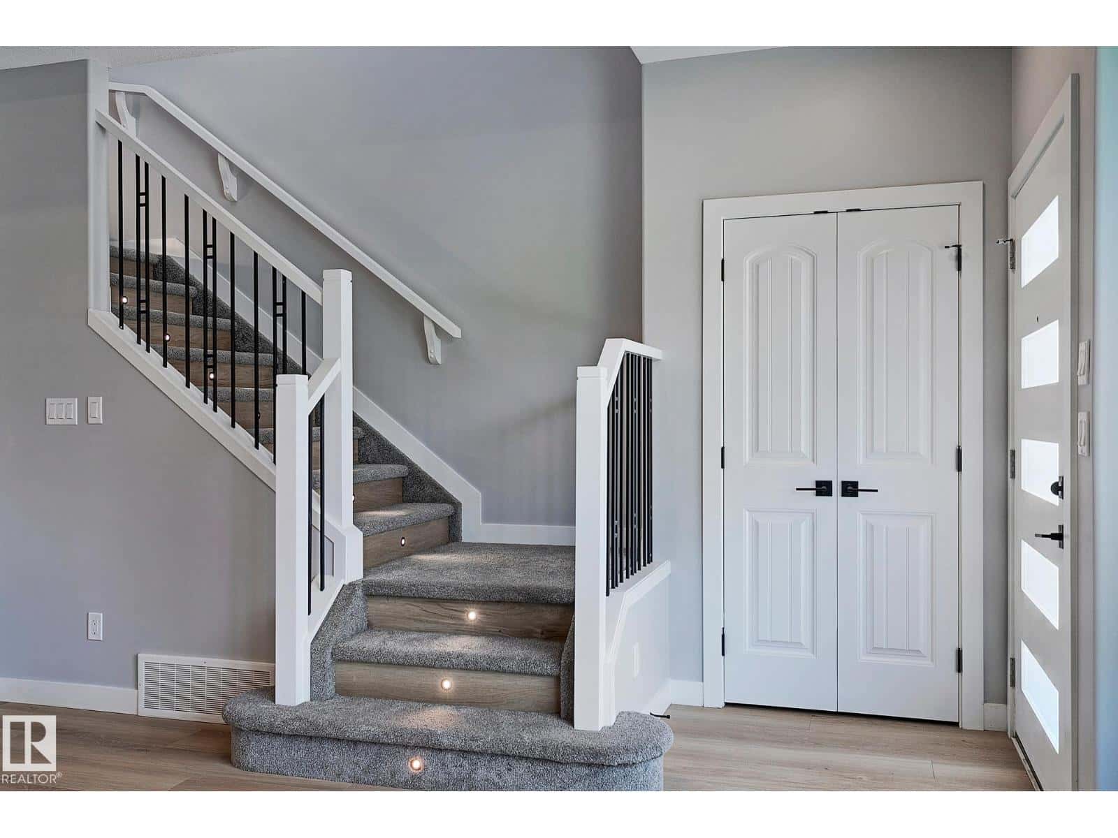 11633 ST ALBERT TR NW — Edmonton, Alberta - Photo 3 of 24