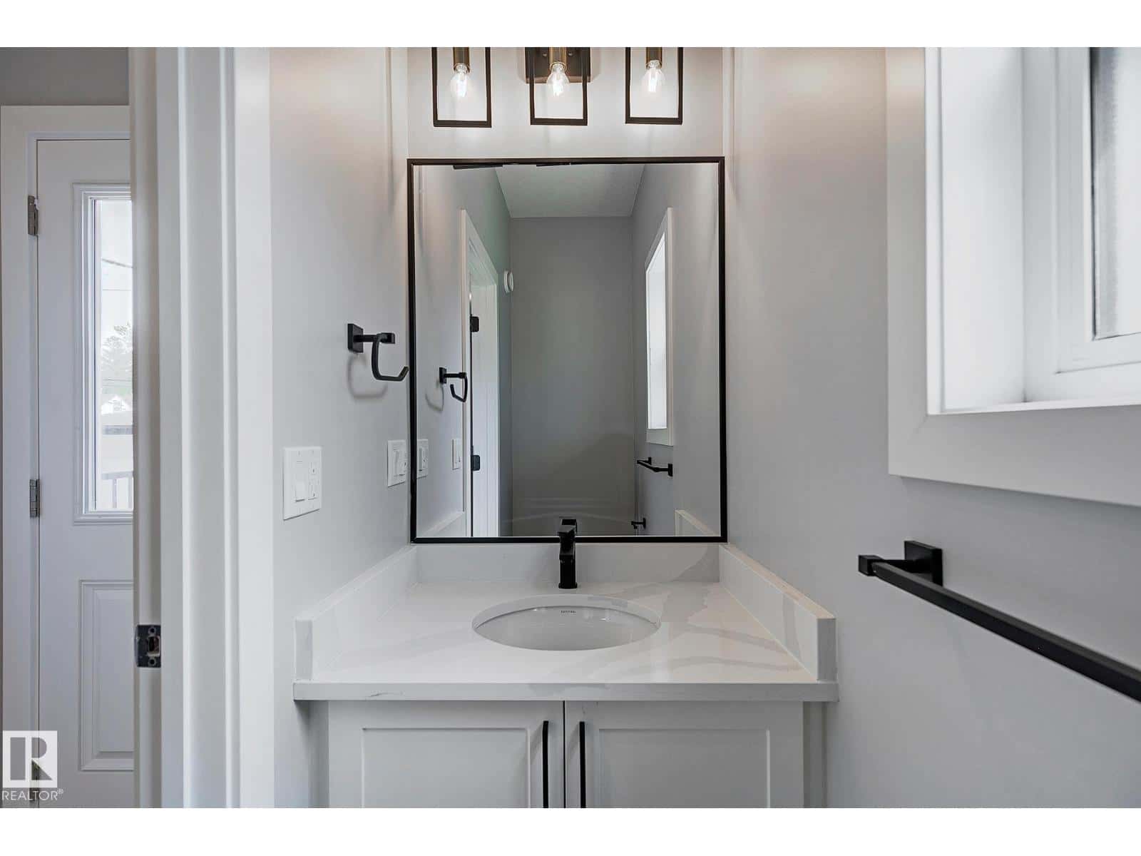 11633 ST ALBERT TR NW — Edmonton, Alberta - Photo 5 of 24