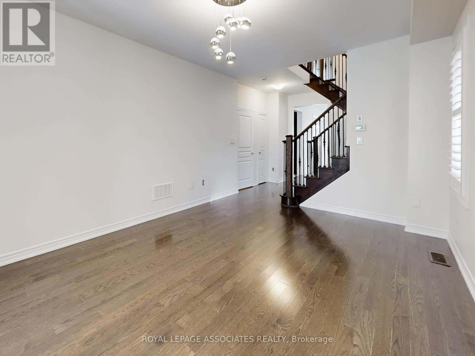 10 LLOYD CRESCENT — Brampton (Northwest Brampton), Ontario - Photo 5 of 50