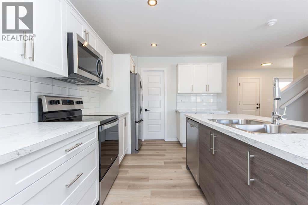 17 Trinity Street — Lacombe, Alberta - Photo 4 of 19