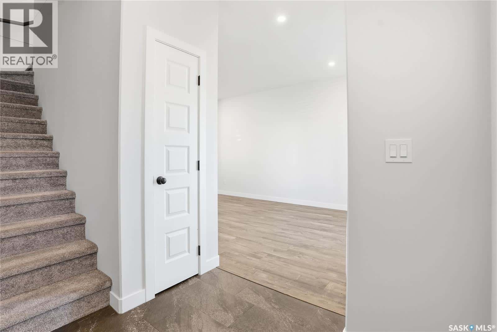 966 McFaull MANOR — Saskatoon, Saskatchewan - Photo 4 of 45