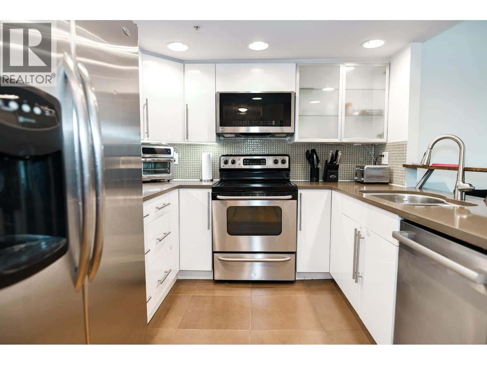 202 1188 QUEBEC STREET — Vancouver, British Columbia - Photo 5 of 36