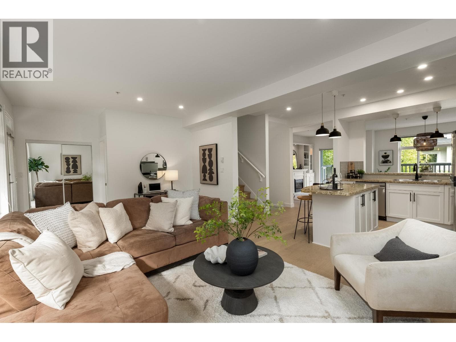 41 40632 GOVERNMENT ROAD — Squamish, British Columbia - Main photo