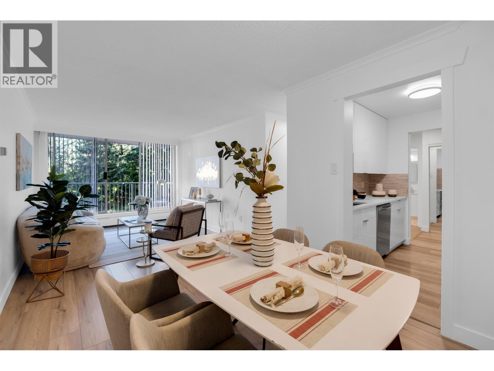 807 2004 FULLERTON AVENUE — North Vancouver, British Columbia - Main photo