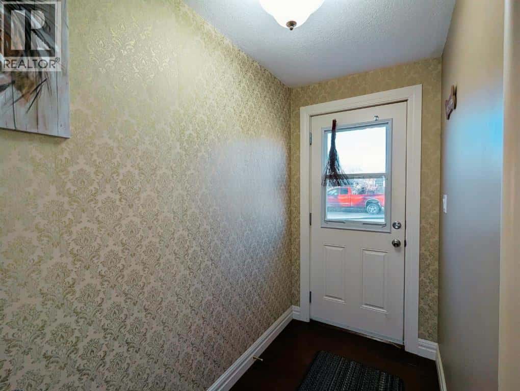 119 47 Street W — Claresholm, Alberta - Photo 2 of 30