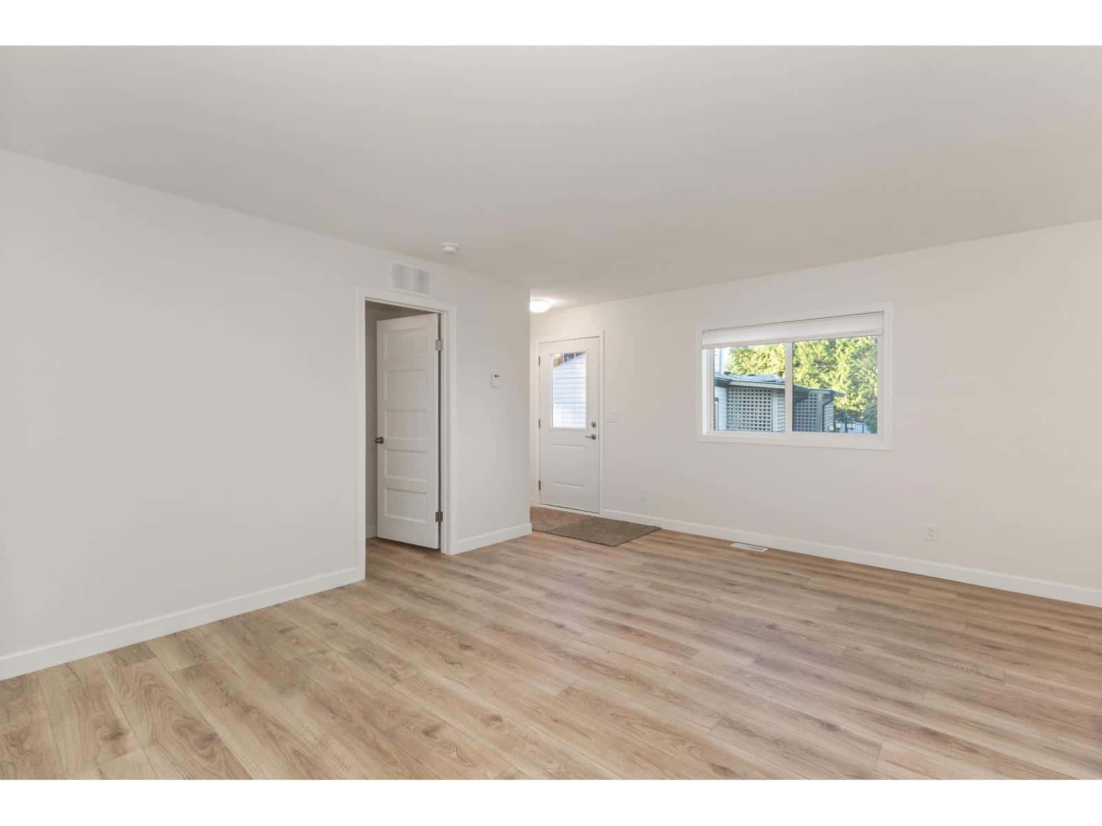 19 24330 FRASER HIGHWAY — Langley, British Columbia - Photo 5 of 33