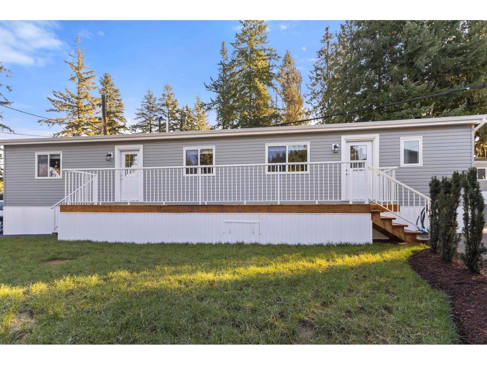 19 24330 FRASER HIGHWAY — Langley, British Columbia - Photo 2 of 33