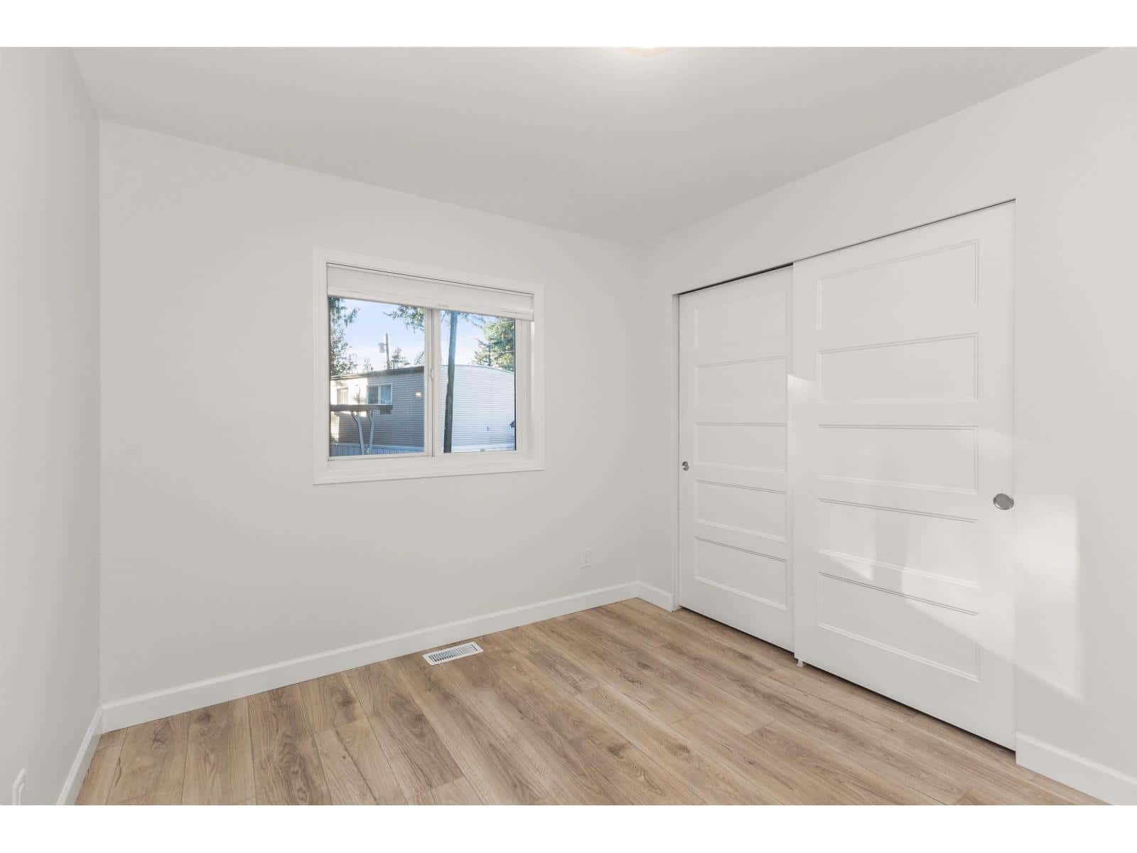 19 24330 FRASER HIGHWAY — Langley, British Columbia - Photo 3 of 33