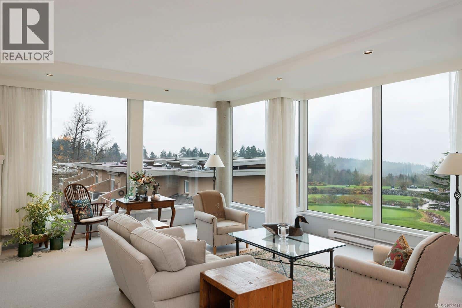 304 5350 Sayward Hill Cres — Saanich, British Columbia - Photo 5 of 34