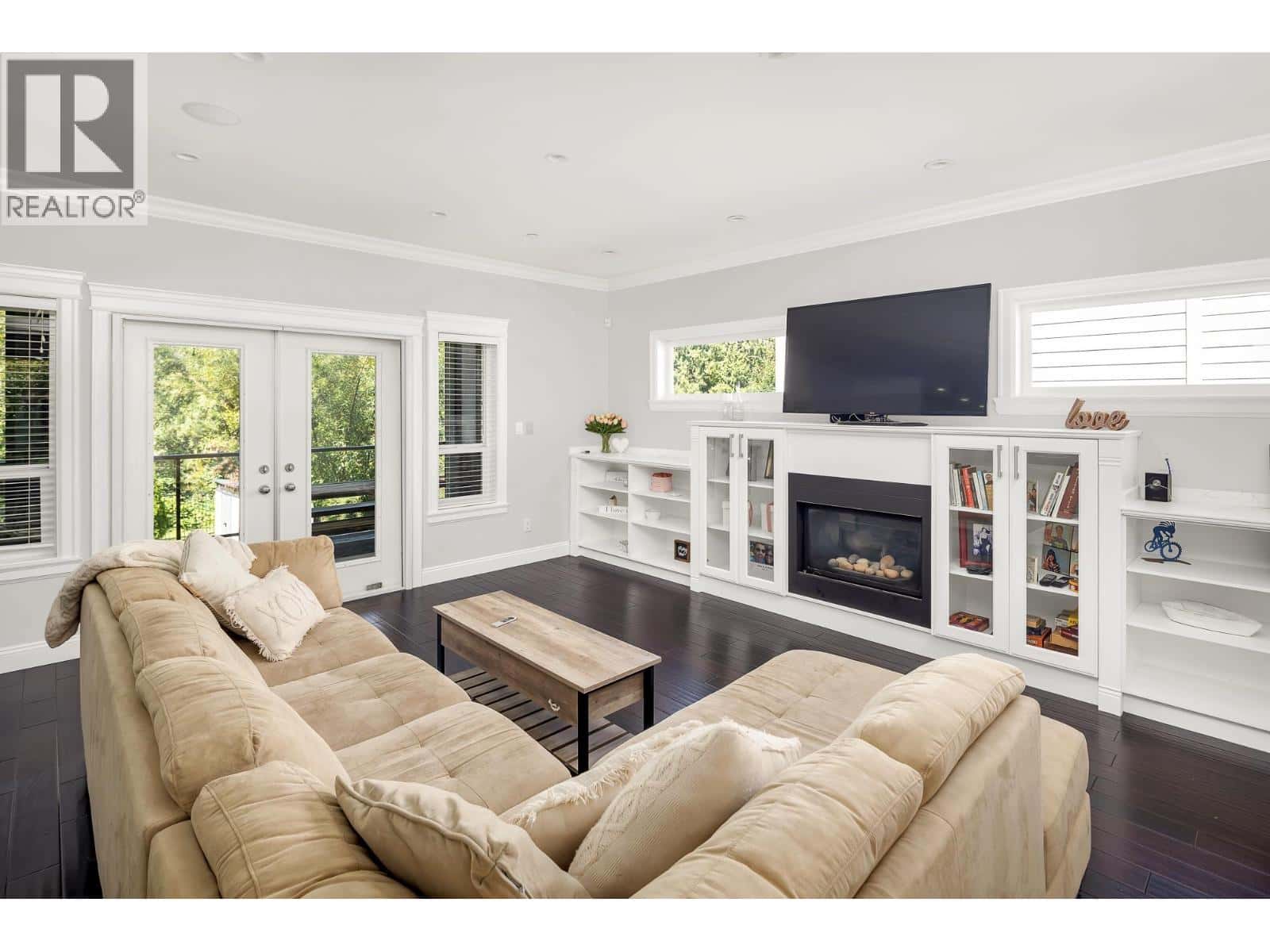 1020 JAY CRESCENT — Squamish, British Columbia - Photo 3 of 40