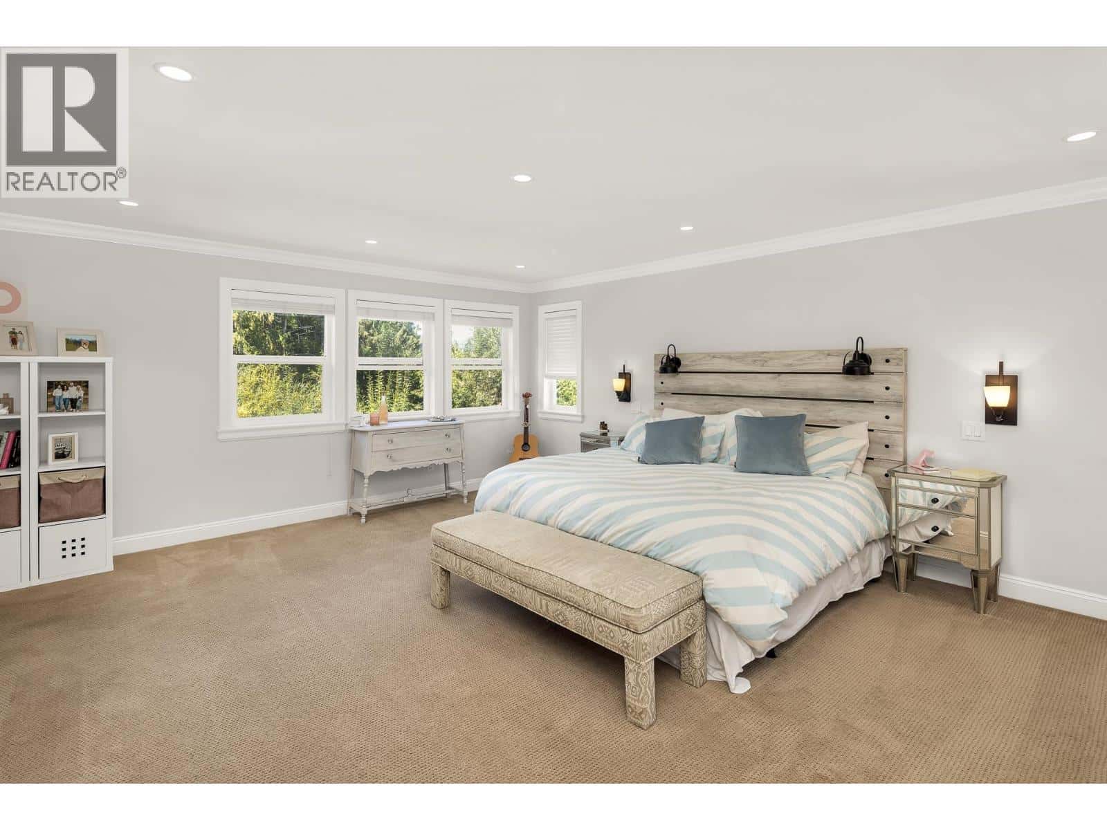 1020 JAY CRESCENT — Squamish, British Columbia - Photo 4 of 40