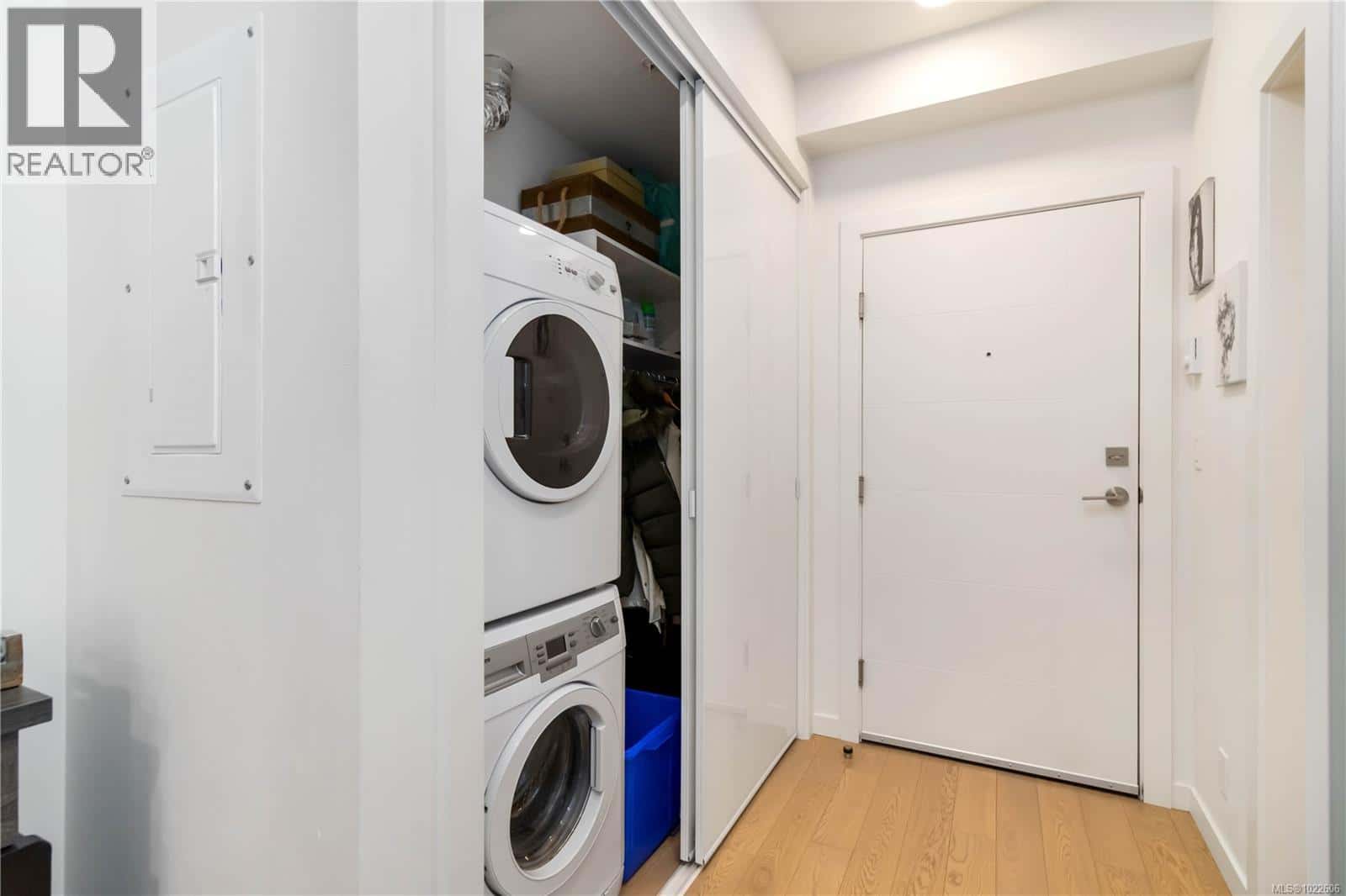 409 1033 Cook St — Victoria, British Columbia - Photo 4 of 26