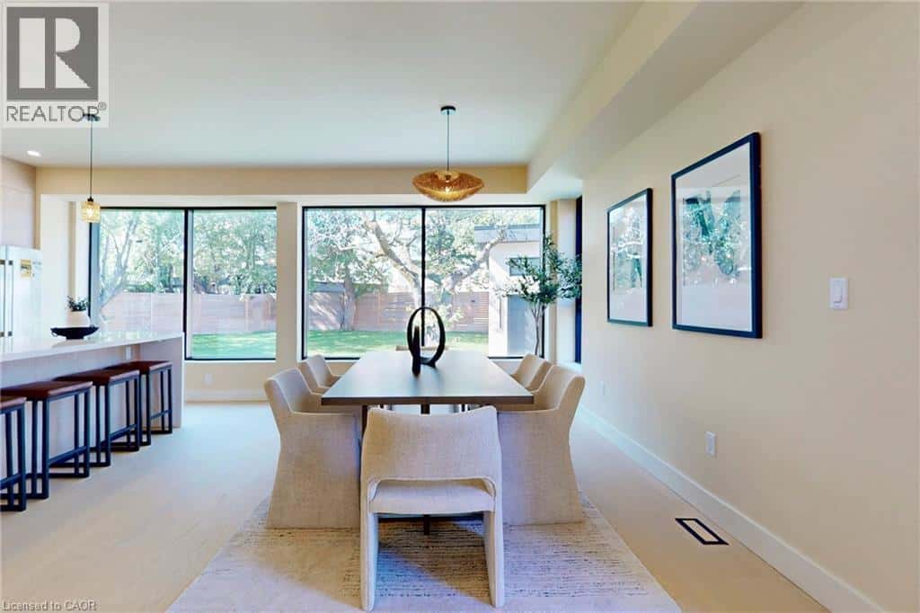 28 DUNSMORE Garden — Toronto, Ontario - Photo 5 of 50