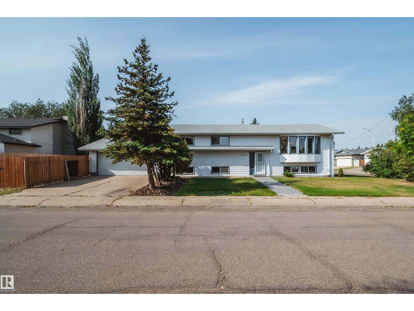 18851 99a AV NW NW — Edmonton, Alberta - Photo 3 of 48