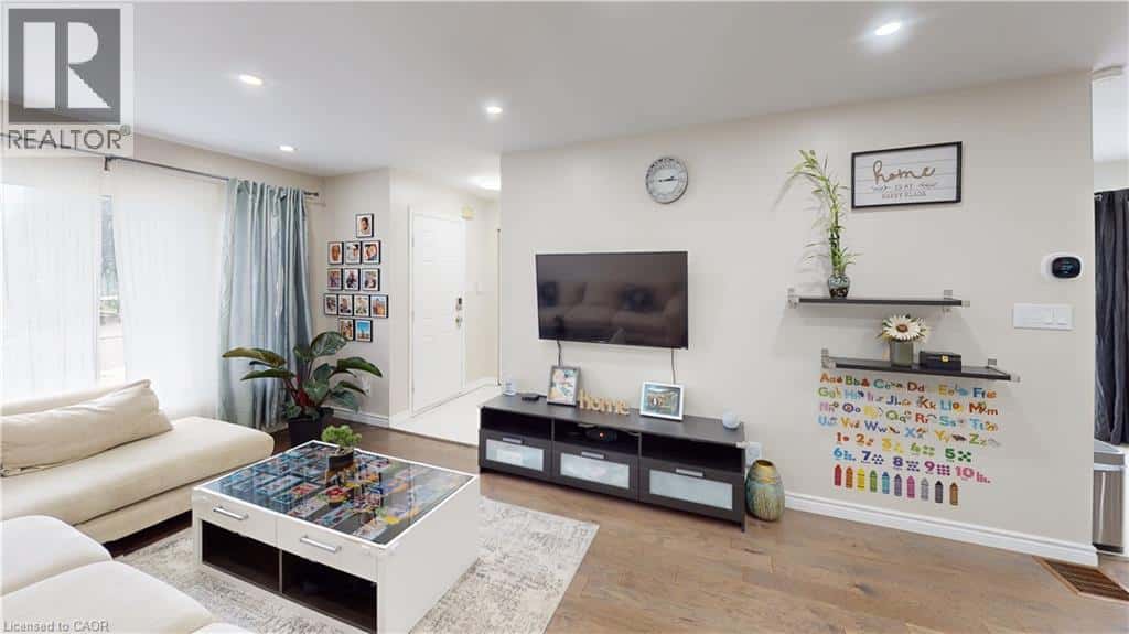 6 ADLER Avenue — Hamilton, Ontario - Photo 4 of 31