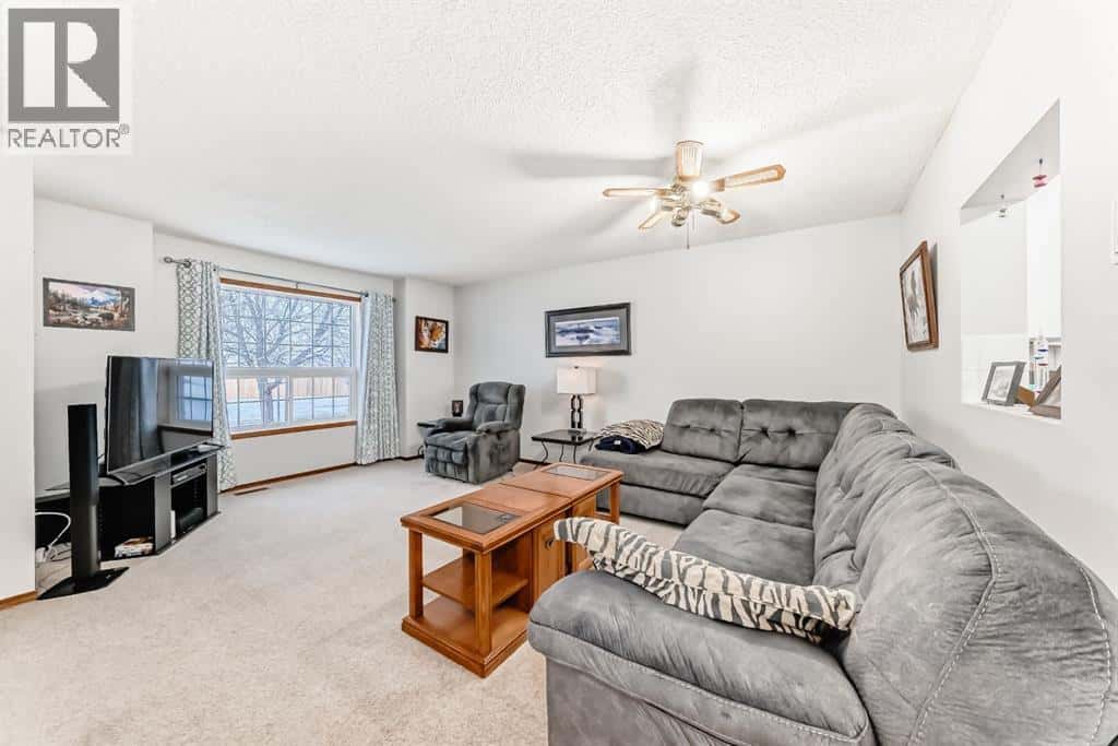 7 Maplewood Drive — Strathmore, Alberta - Photo 5 of 44