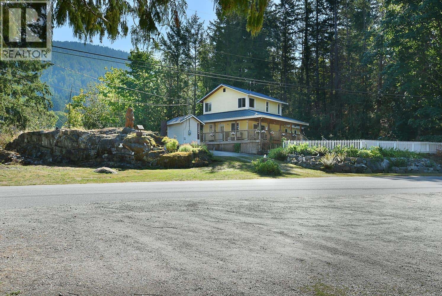 12886 LAGOON ROAD — Madeira Park, British Columbia - Photo 5 of 40