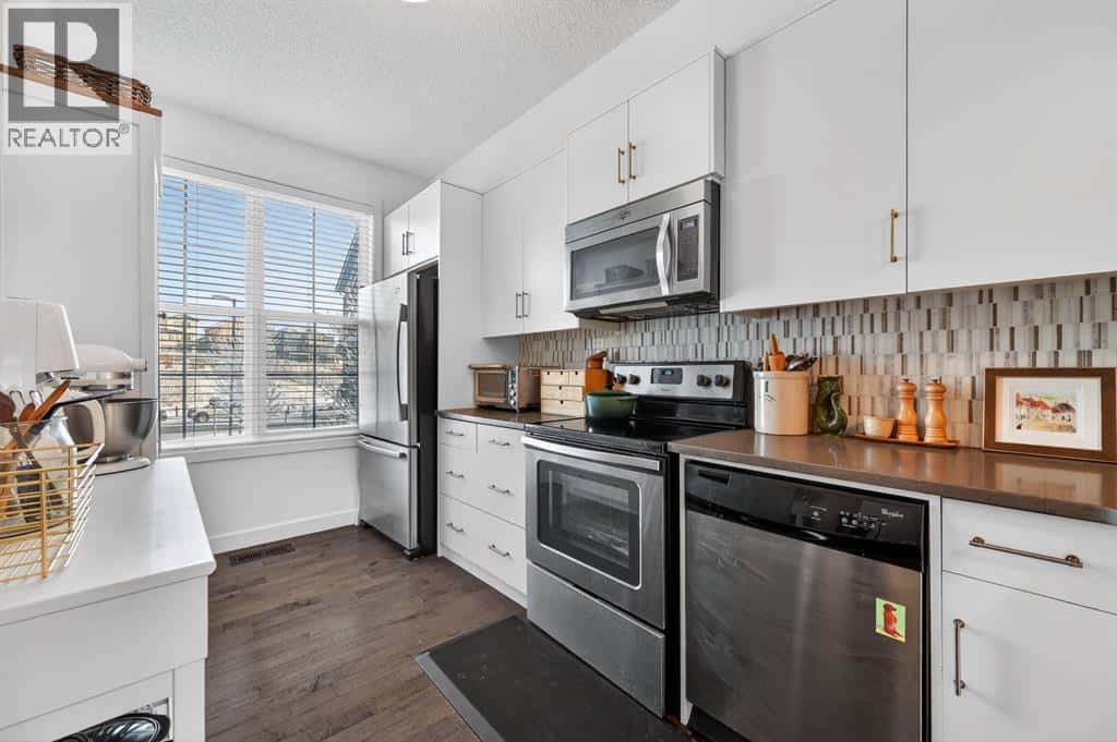 235 Ascot Circle SW — Calgary, Alberta - Photo 4 of 28